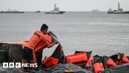 Philippines 'prepares for worst' after oil spill